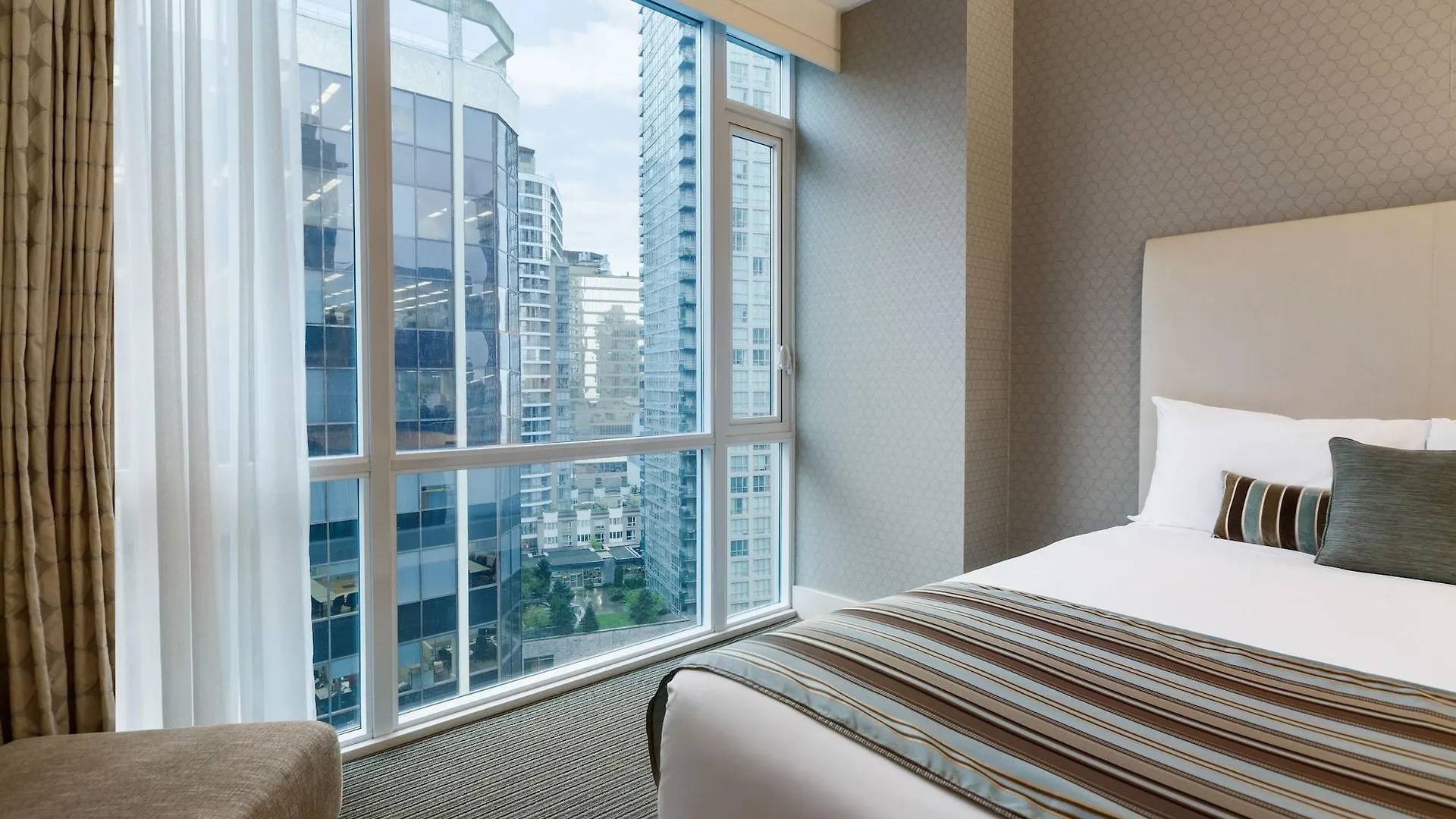 Coast Coal Harbour Vancouver Hotel By Apa