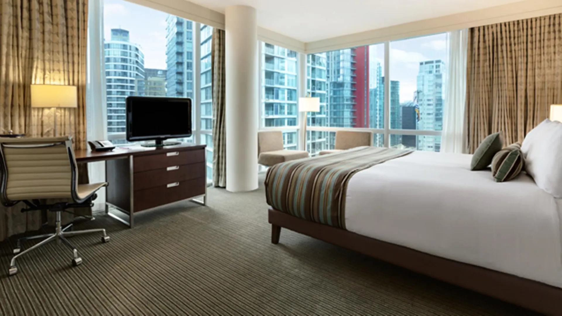 Coast Coal Harbour Vancouver Hotel by APA