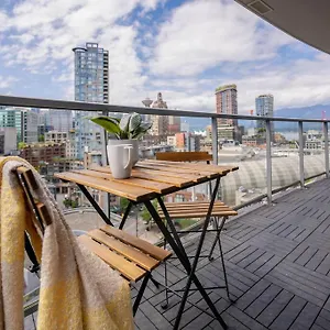 Downtown King Suite-surround Views-pool/gym/parkng Vancouver