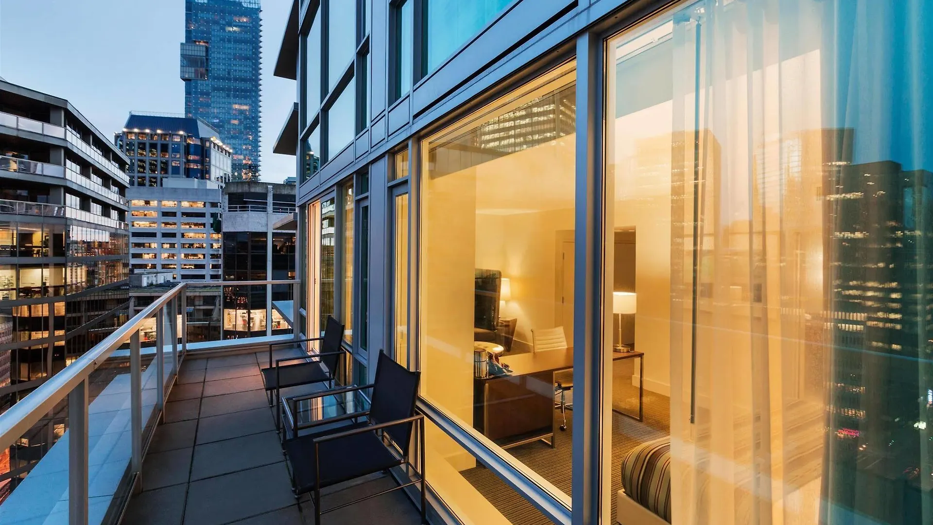 Coast Coal Harbour Vancouver Hotel By Apa 4*,